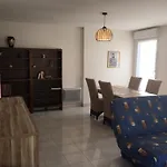 Appartement Confort Avec Parking, Proche Et Commerces - Fr-1-197-509 *