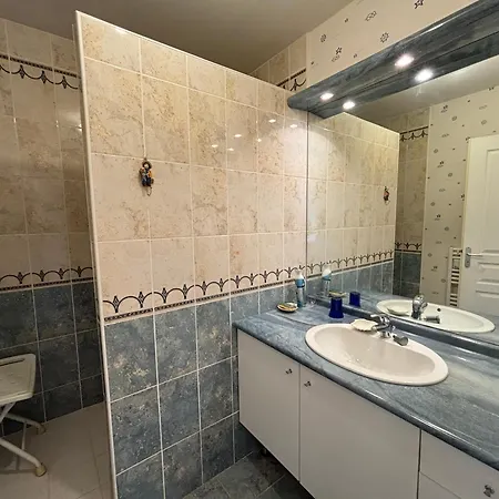 Appartement Confort Avec Parking, Proche Et Commerces - Fr-1-197-509